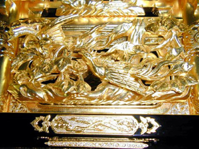 彫刻部分の金箔仕上げ 名古屋型欄間